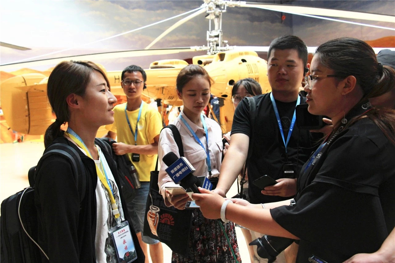 “大江奔流——来自长江经济带的报道”大型主题采访团走进北京通用航空江西直升机有限公司