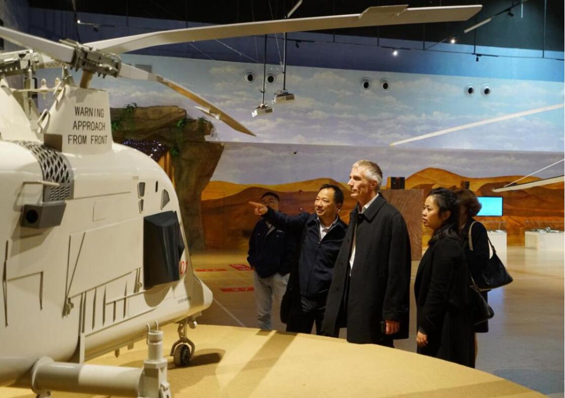 法国Guimbal公司总裁Bruno先生及其夫人到江西直升机公司参观