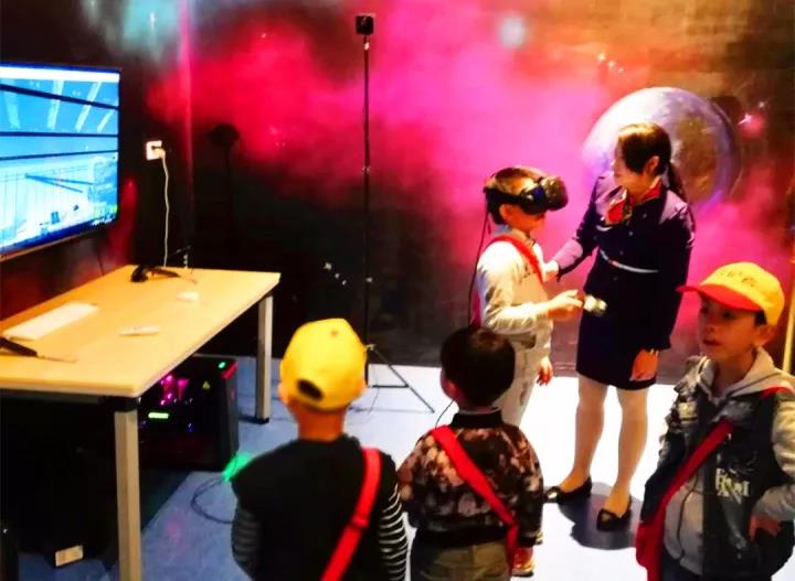太刺激了！小记者团看航模玩VR，与直升机完美约会！