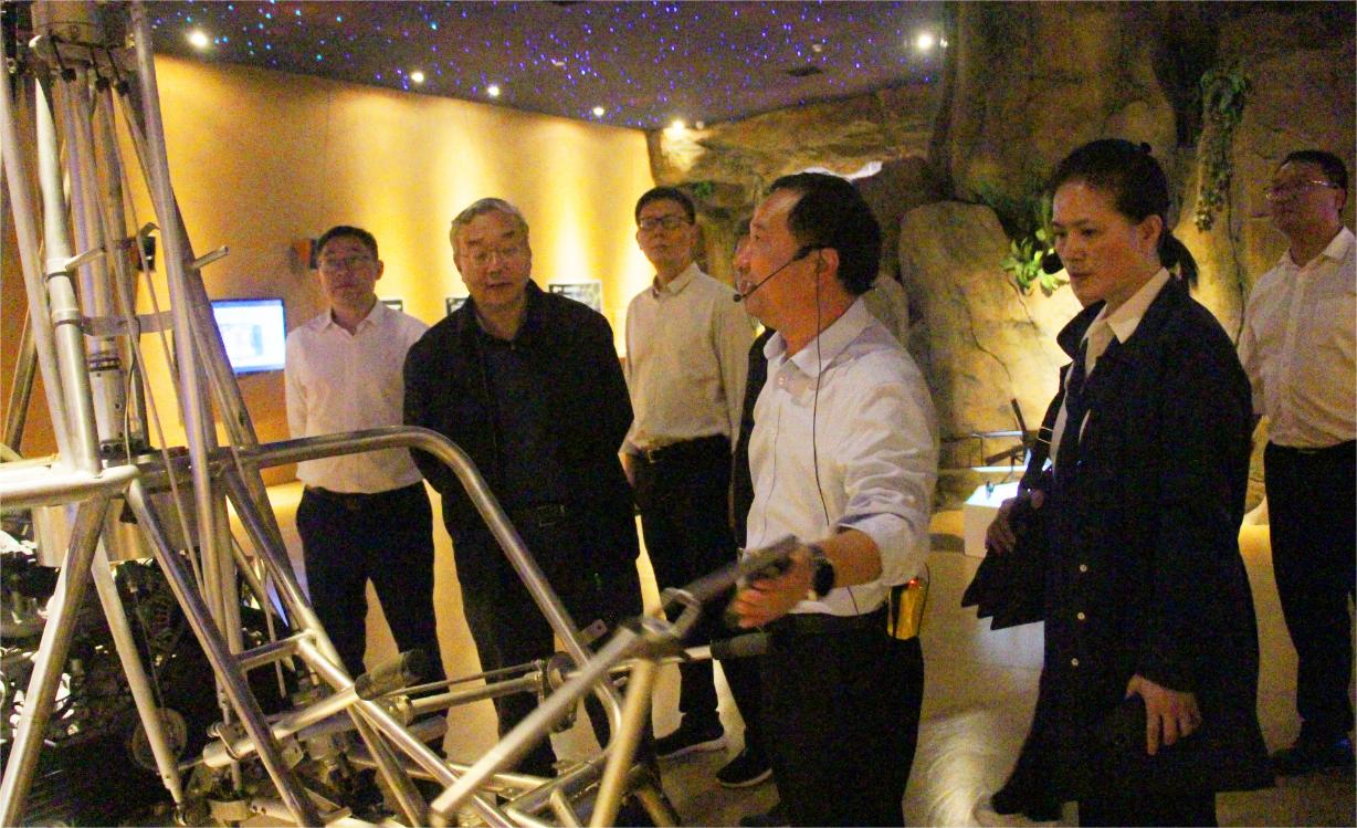 上海长三角科创投资促进会一行莅临江西直升机有限公司考察调研，并与公司签订浮梁机场战略合作协议